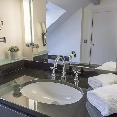 La Belle Brune: Lakeside Haven With Panoramic Views Apartment *